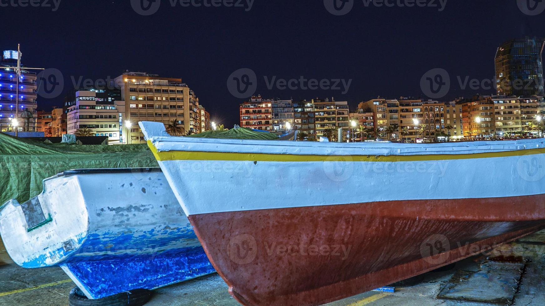 barcos de pesca na praia das canteras foto