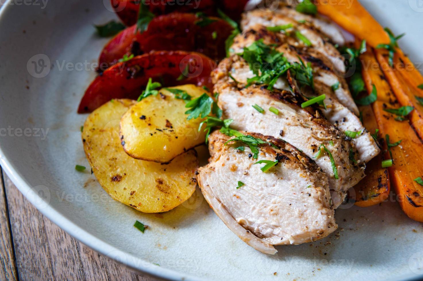 grelhado frango seio com Preto Pimenta e vegetais, limpar \ limpo Comida estilo. foto