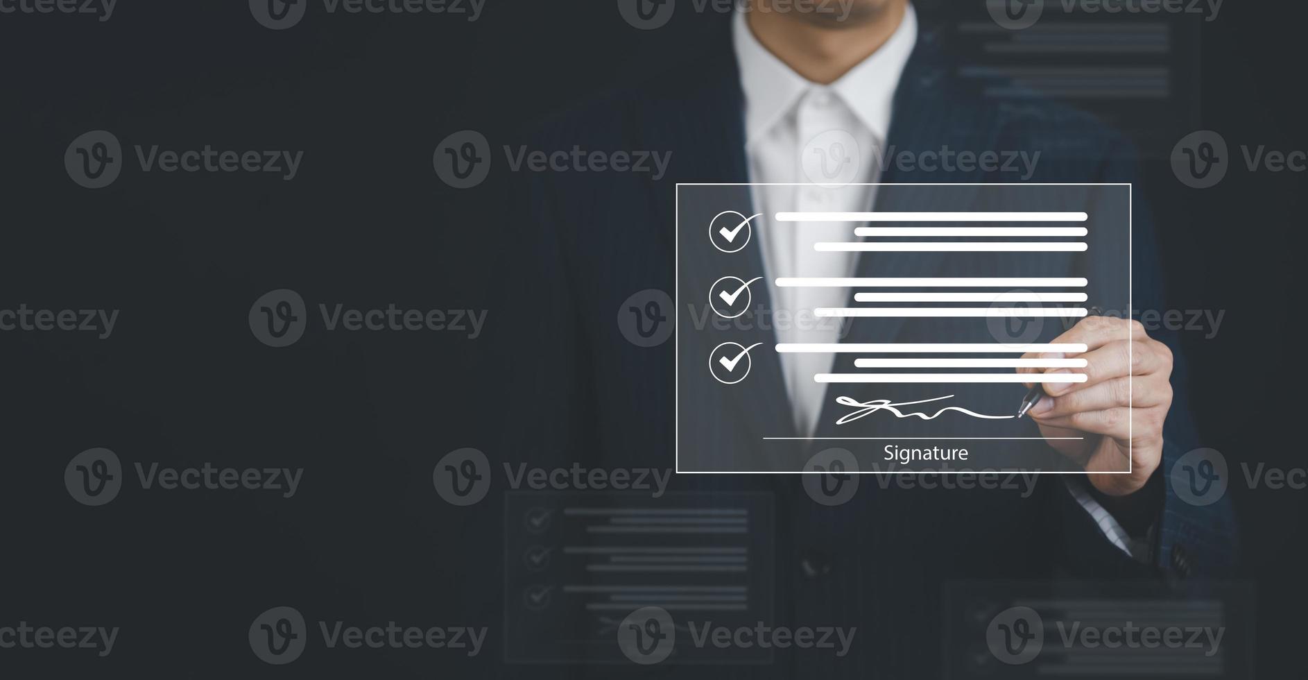 assinatura de documentos eletrônicos em documentos digitais online, empresário com assinatura eletrônica de contrato, assinatura eletrônica, gerenciamento de documentos digitais, escritório sem papel, assinatura do conceito de contrato comercial, foto