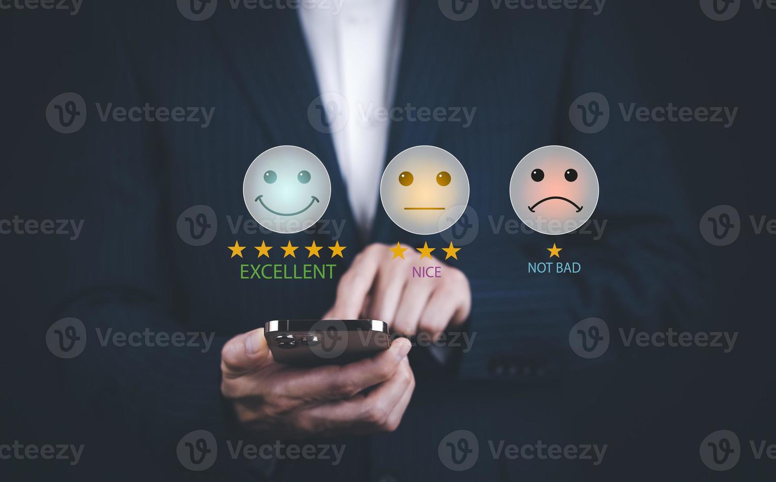 homem toque smartphone com conceito de pesquisa de feedback de satisfação de revisão do cliente, usuário dá classificação à experiência de serviço no aplicativo on-line, serviço que leva ao ranking de reputação de negócios. foto