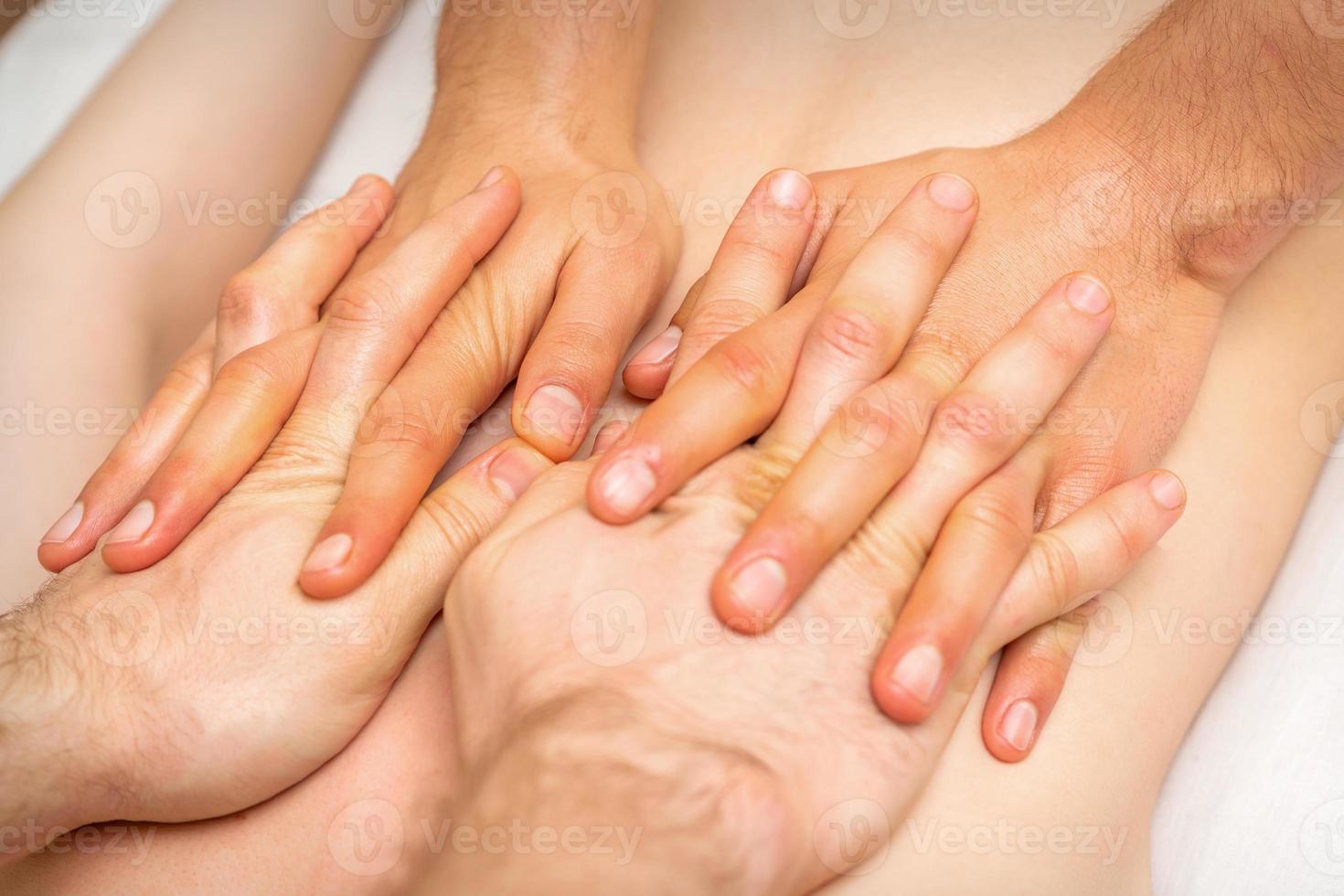 4 mãos massagem a paciente costas foto