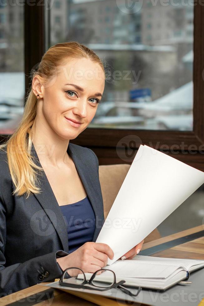 retrato de uma jovem empresária foto