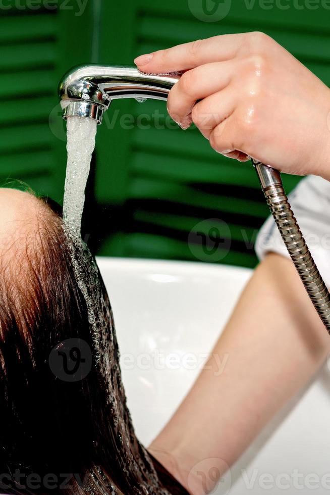 mulher lavando cabelo dentro salão foto