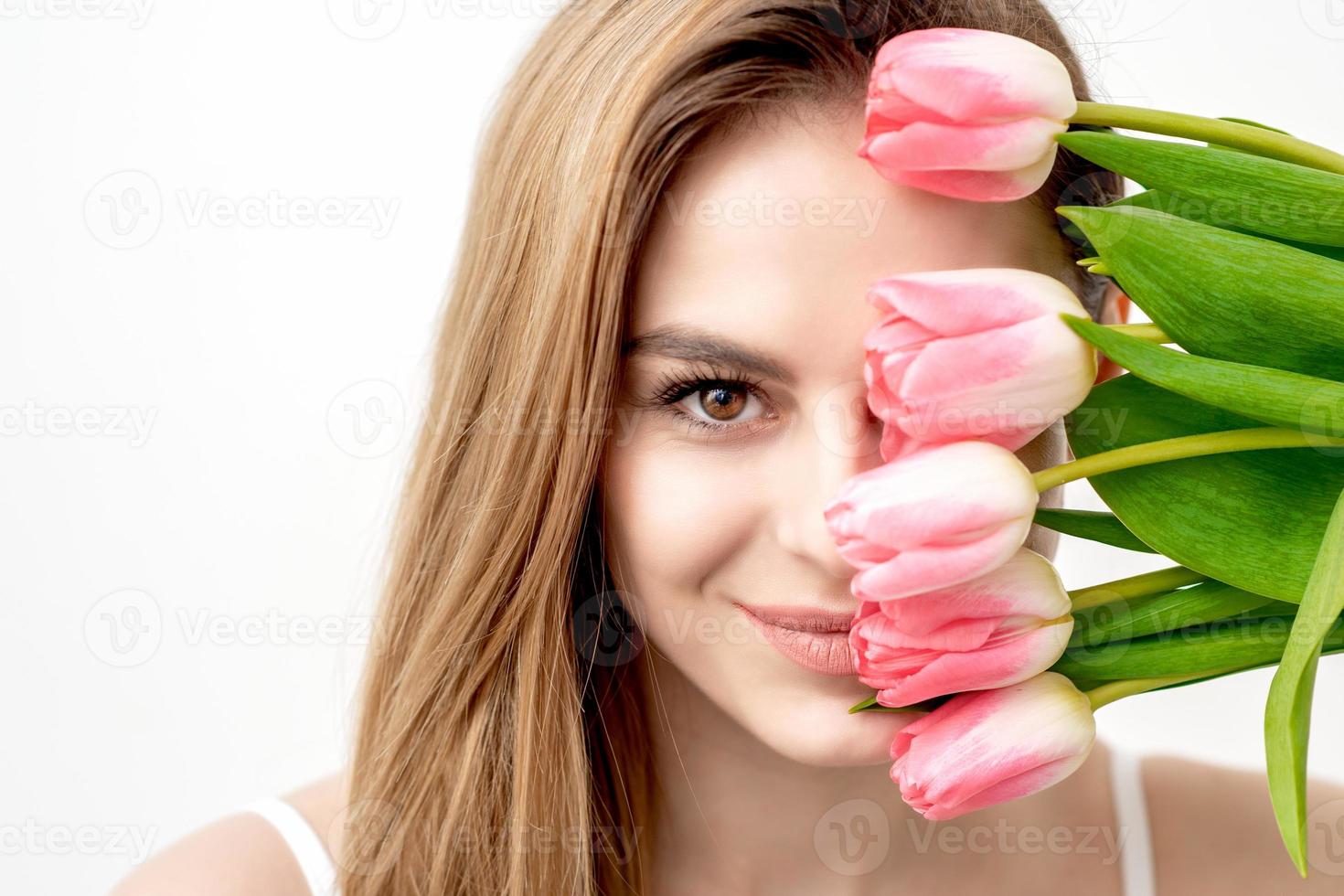 retrato do mulher com Rosa tulipas foto