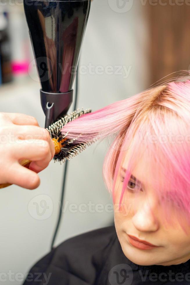 cabeleireiro seca Rosa cabelo do mulher foto