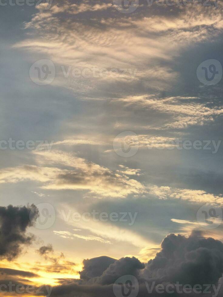 nuvens do céu, fundo do efeito do pôr do sol foto