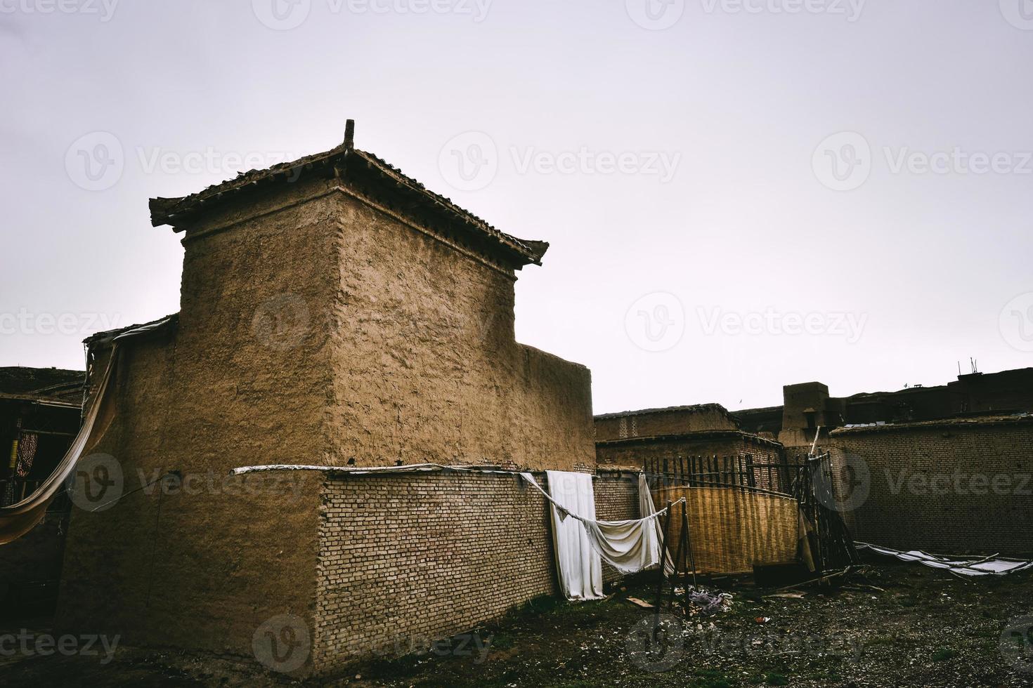 abandonado adobe casas de a beira do lago do sailimu lago foto