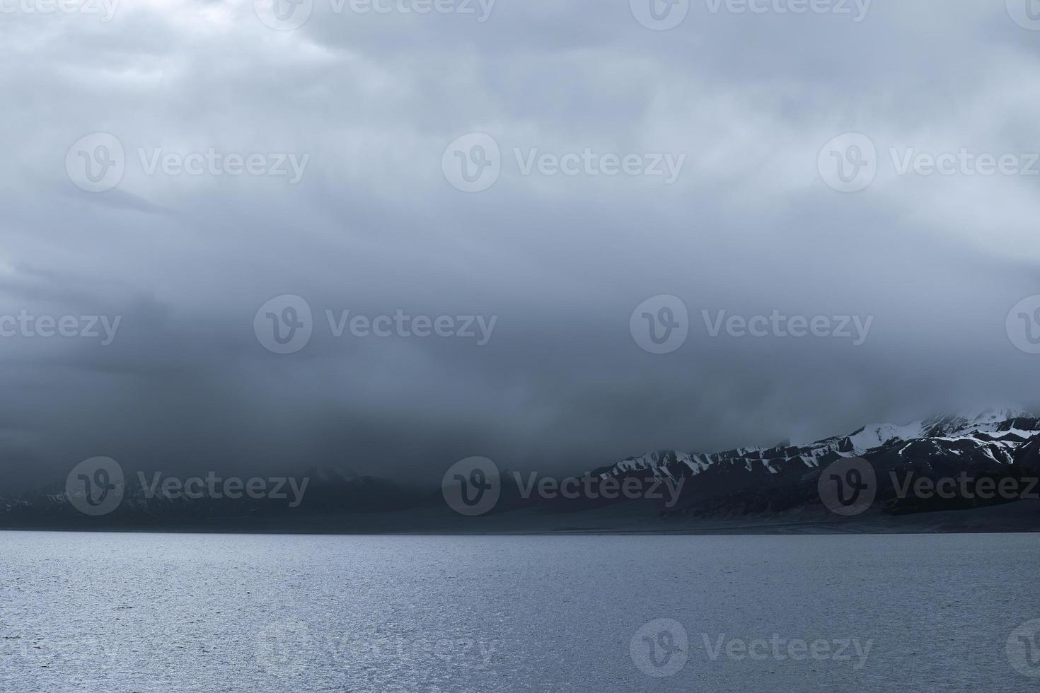 a clima dentro sailimu lago, Xinjiang é sempre imprevisível e surpreendente foto