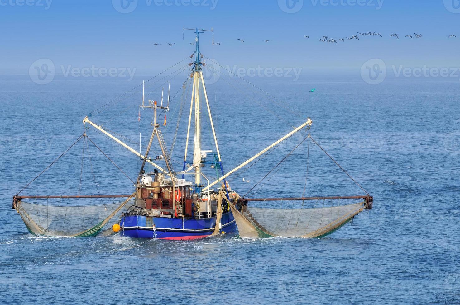 barco de camarão no mar do norte no parque nacional wattenmeer, alemanha foto