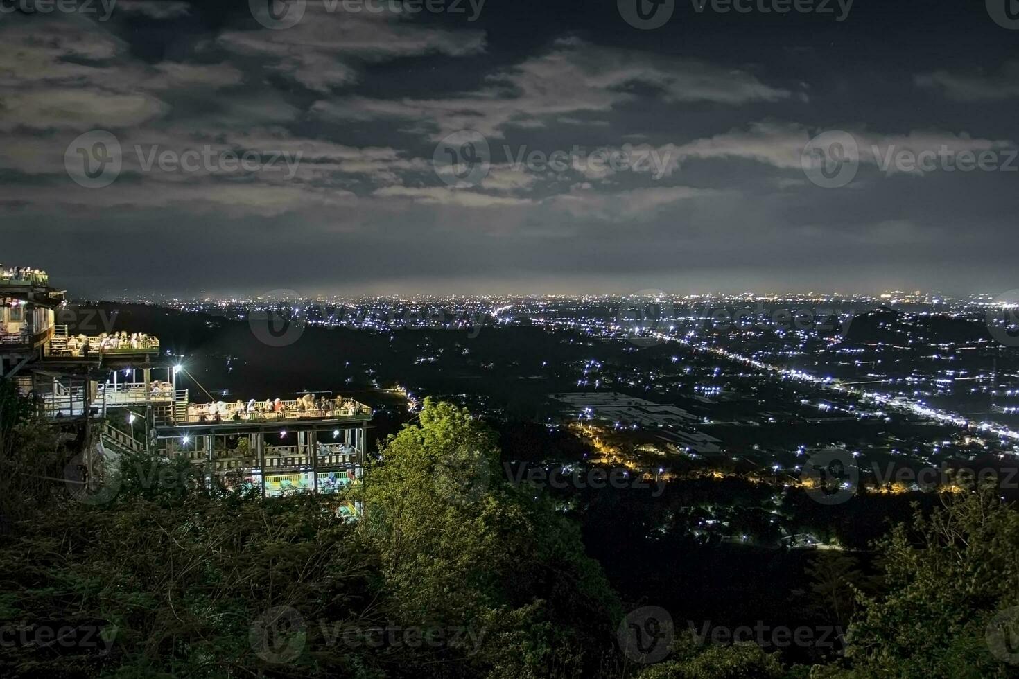 paisagem noturna, vista da cidade de Yogyakarta à noite foto