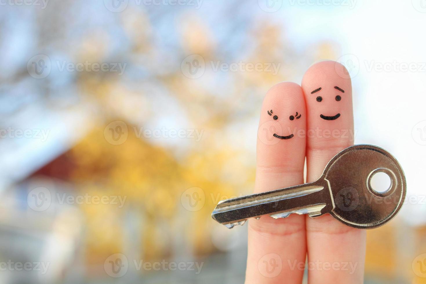 arte de dedos de casal feliz. família detém a chave da casa. foto