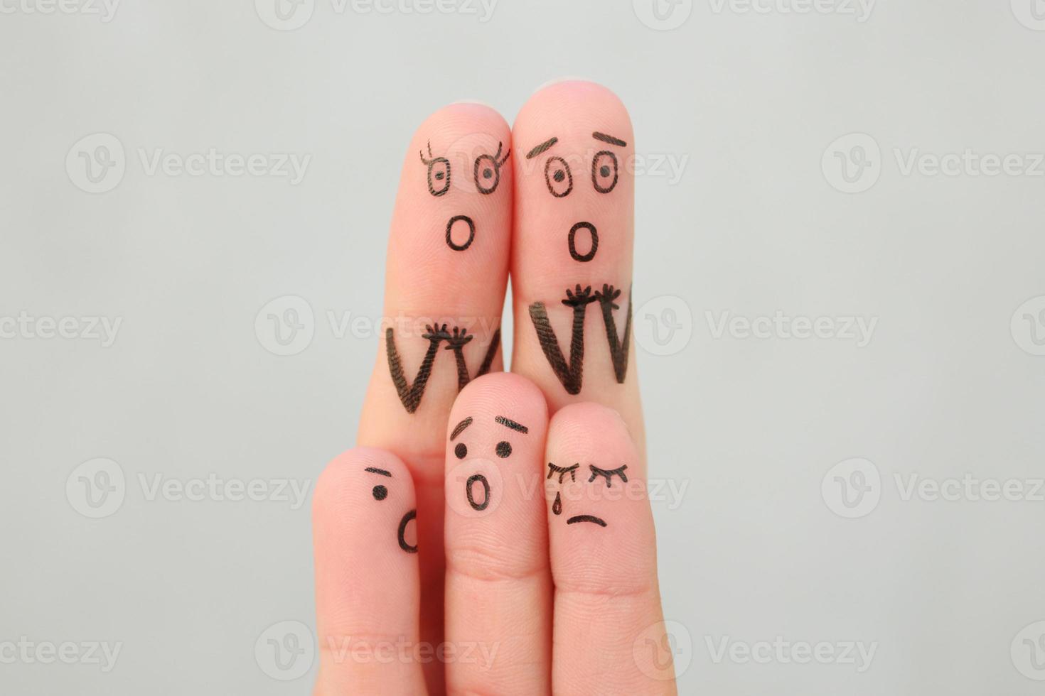dedos arte do família durante briga. conceito crianças estão choro. foto