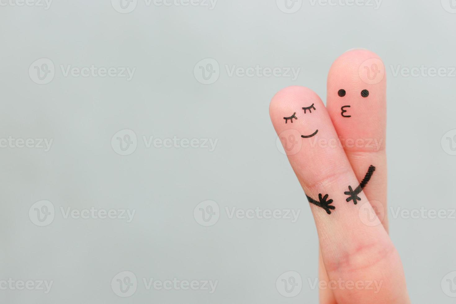dedos arte do feliz casal. homem abraços e Beijos mulher. foto
