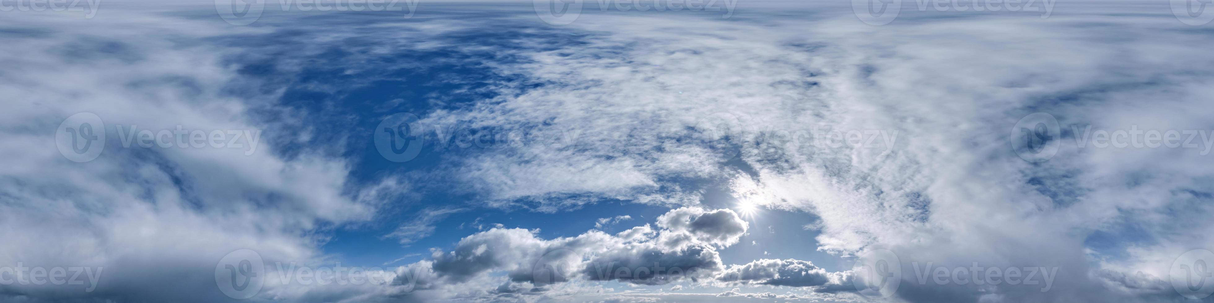 céu azul com nuvens cumulus como panorama hdri 360 sem costura com zênite em projeção equiretangular esférica pode ser usado para substituição da cúpula do céu em gráficos 3D ou desenvolvimento de jogos e edição de tiro de drone foto