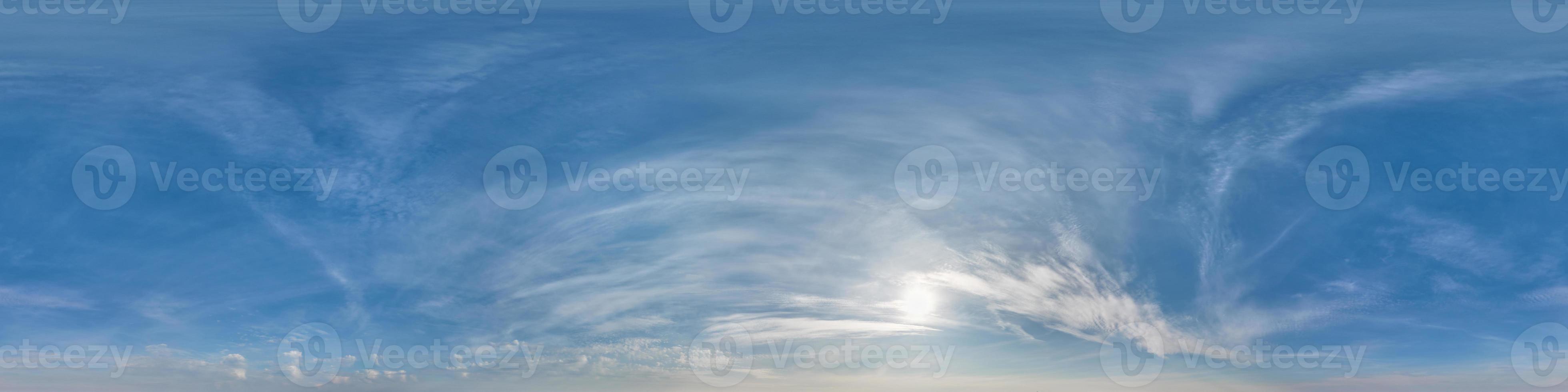 céu azul com nuvens cumulus como panorama hdri 360 sem costura com zênite em projeção equiretangular esférica pode ser usado para substituição da cúpula do céu em gráficos 3D ou desenvolvimento de jogos e edição de tiro de drone foto