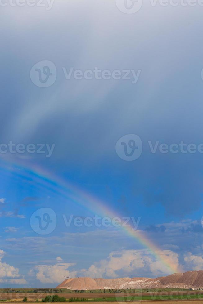 soligorsk montanhas. potassa plantar. potassa montanhas perto soligorsk cidade. arco Iris dentro a céu foto