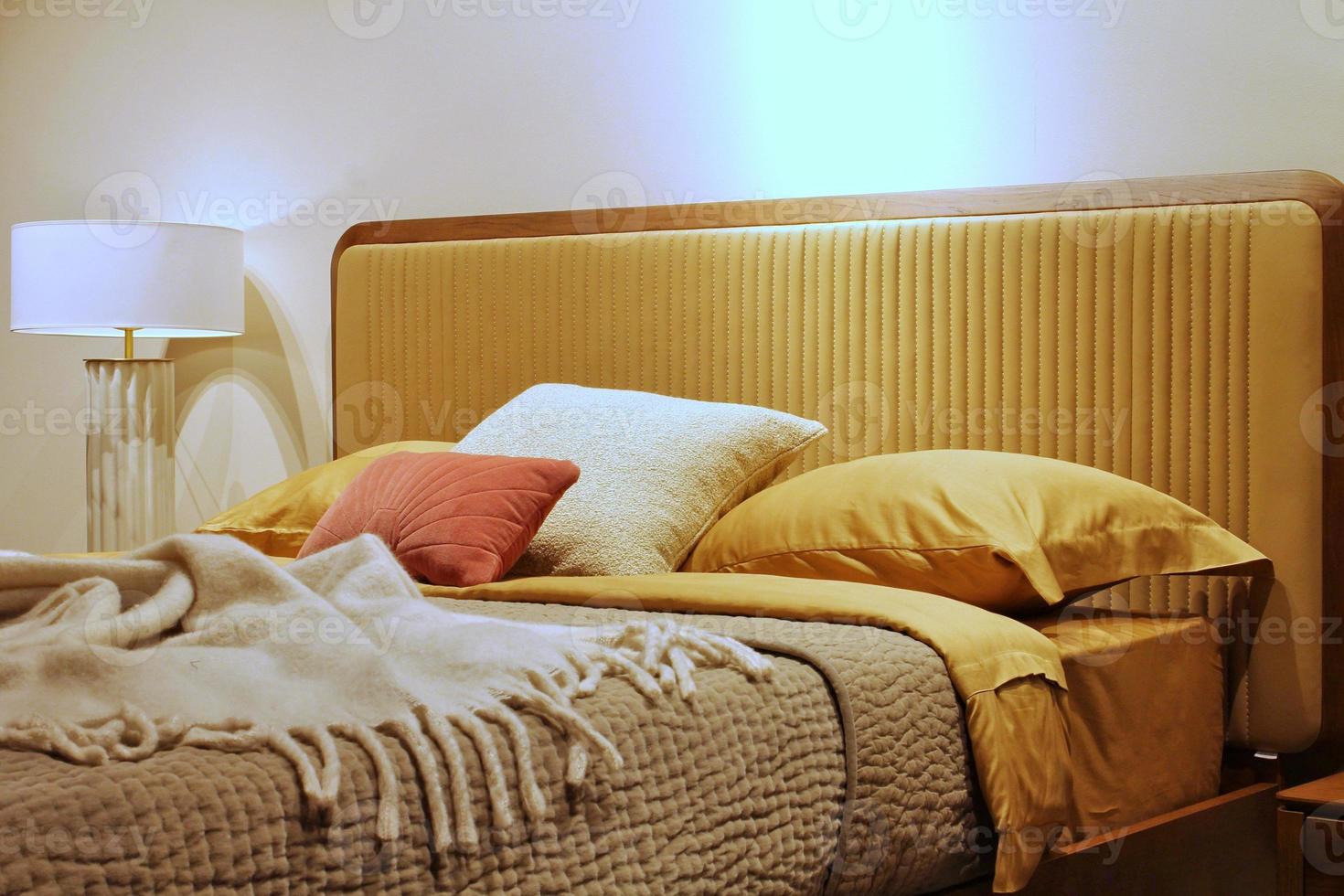 fechar-se do confortável colorida suave almofadas em cama. à moda na moda apartamento casa decoração. hygge escandinavo loft Projeto. interior do moderno quarto dentro hotel. conforto dormir e relaxar conceito. foto