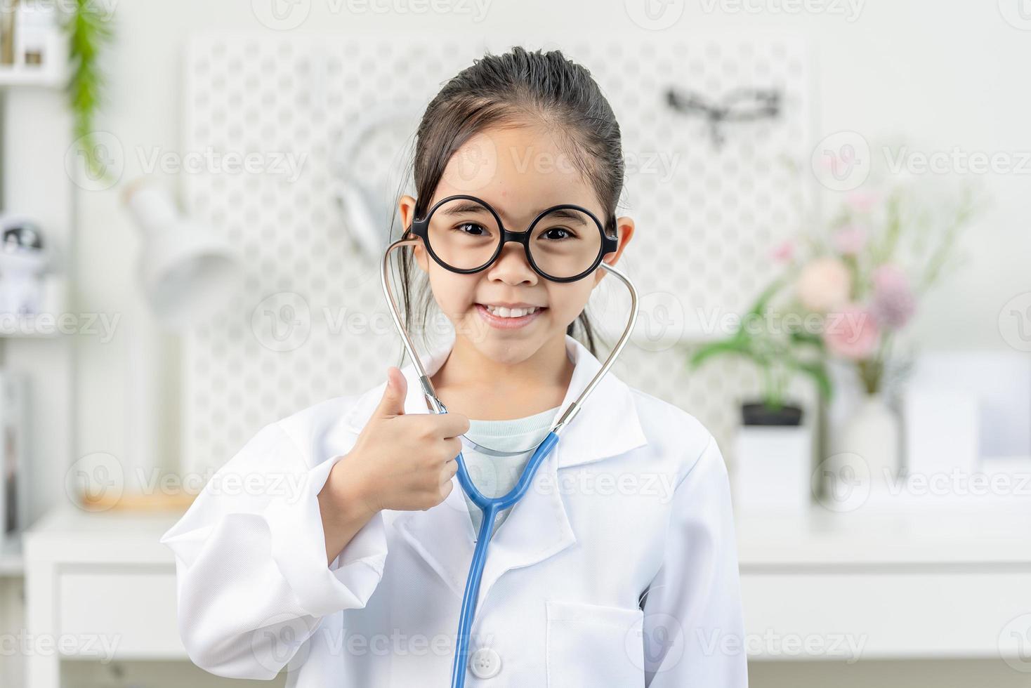 inteligente médico pequeno menina foto