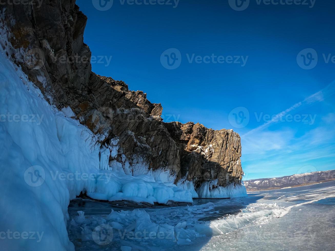 panorama do montanha às dia com natural quebra gelo dentro congeladas água em lago Baikal, Sibéria, Rússia. foto