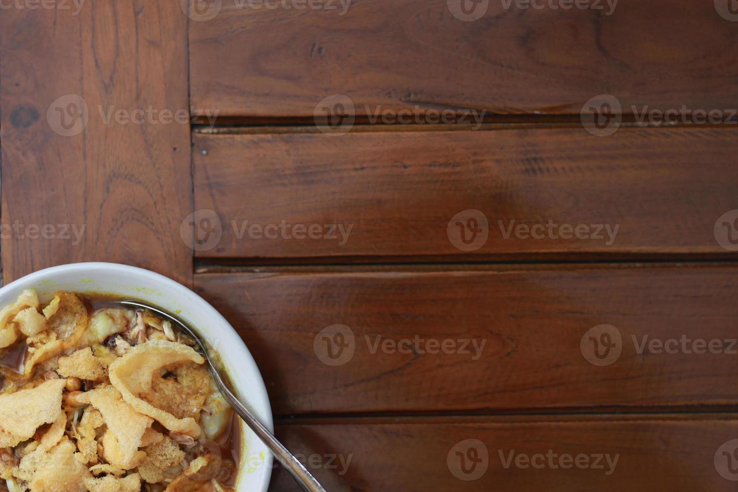 uma fechar acima do uma pronto para servir tigela do frango mingau foto