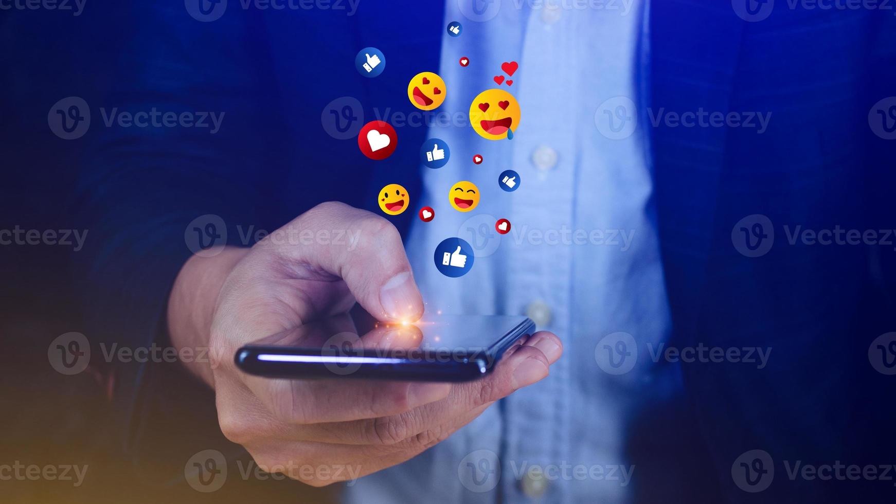 social meios de comunicação e conectados digital conceito, homem de negocios usando inteligente telefone enviando emojis com social meios de comunicação. foto