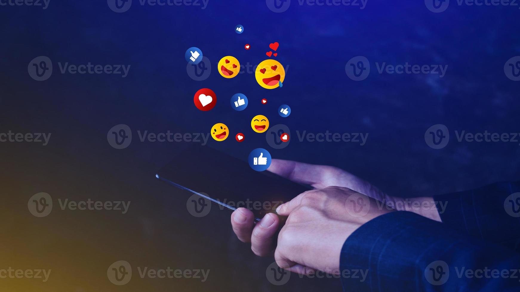 social meios de comunicação e conectados digital conceito, homem de negocios usando inteligente telefone enviando emojis com social meios de comunicação. foto