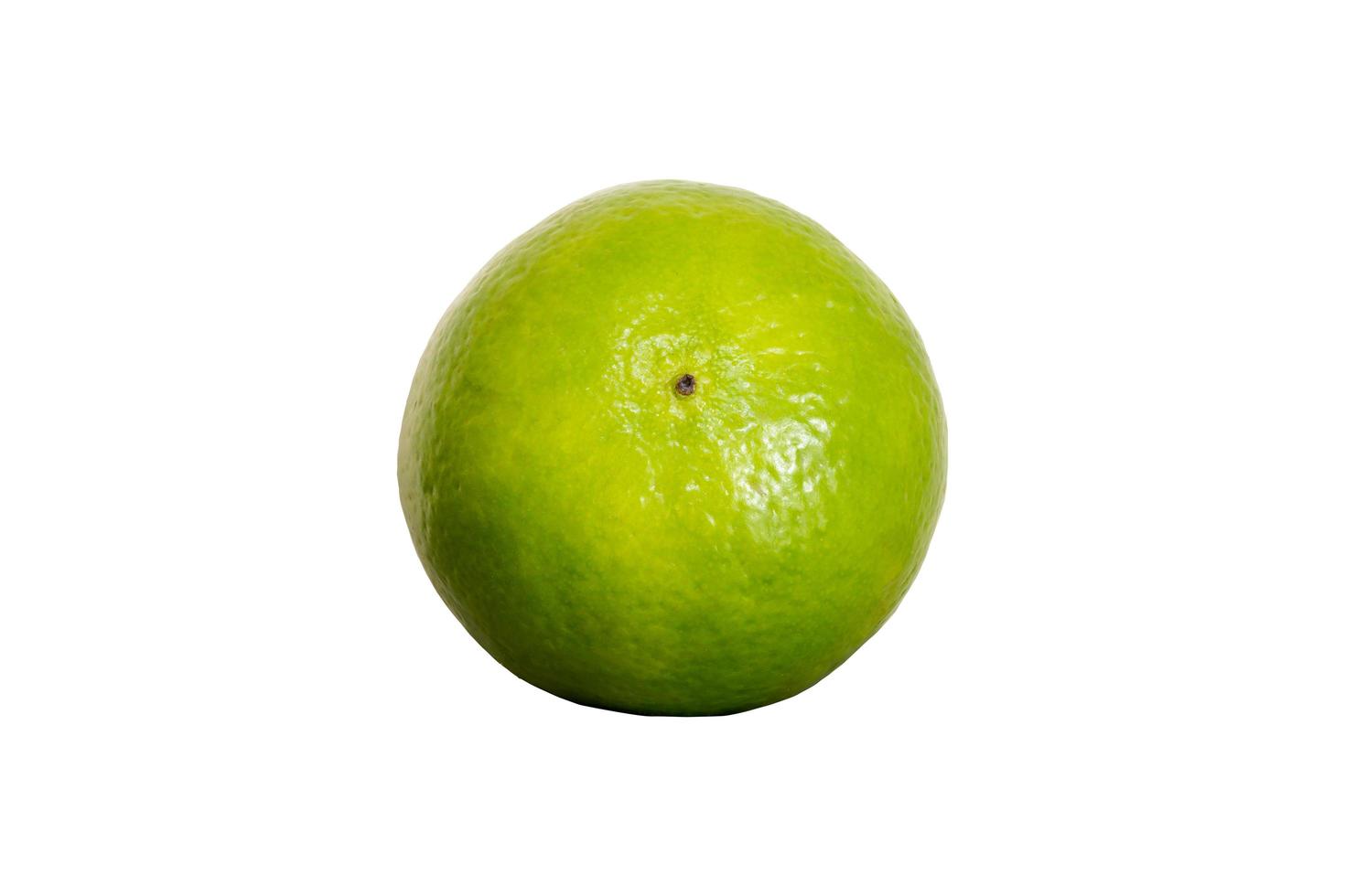 limão verde isolado em um fundo branco foto