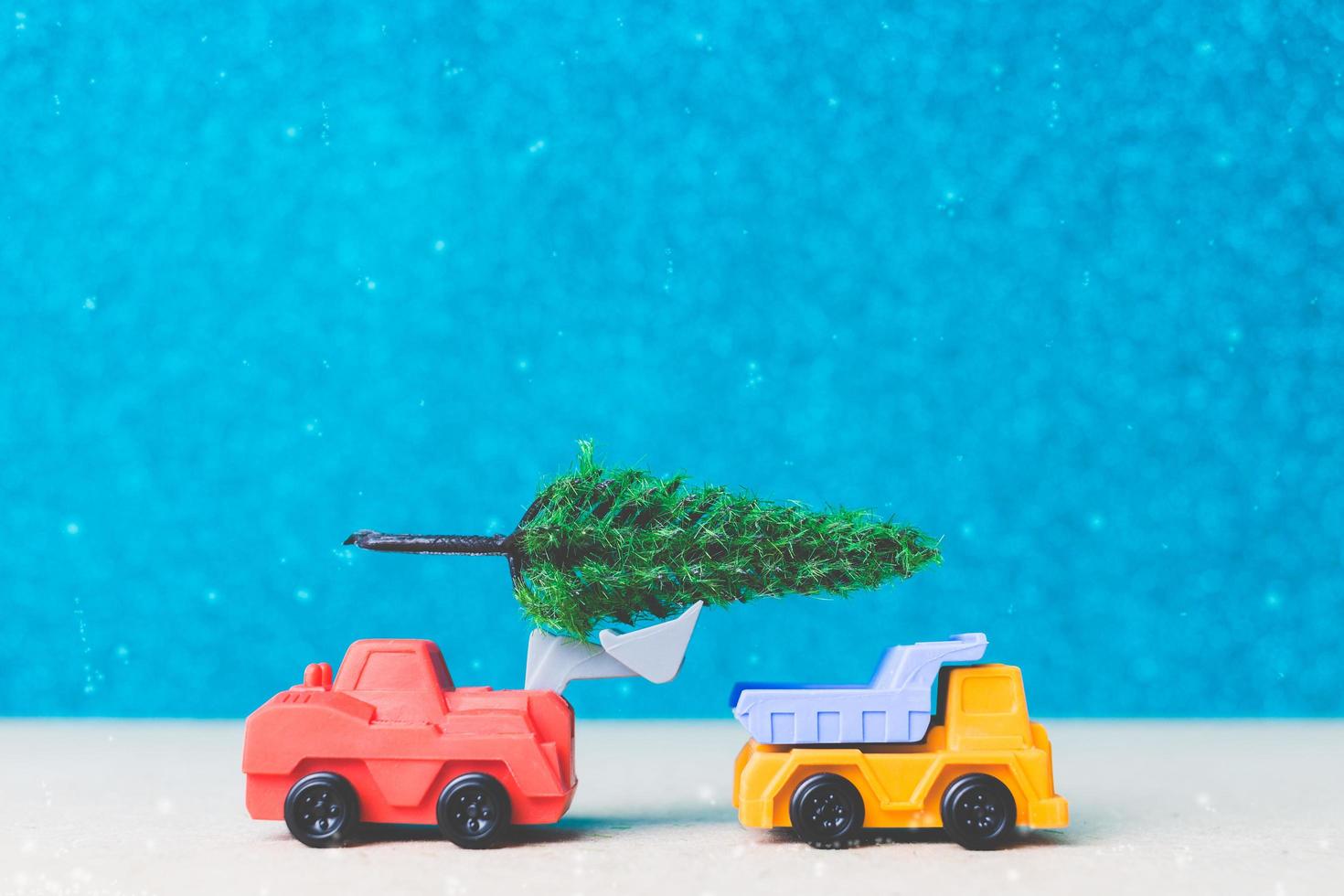 árvore de natal em um carro em miniatura, conceito de celebração da temporada de natal foto