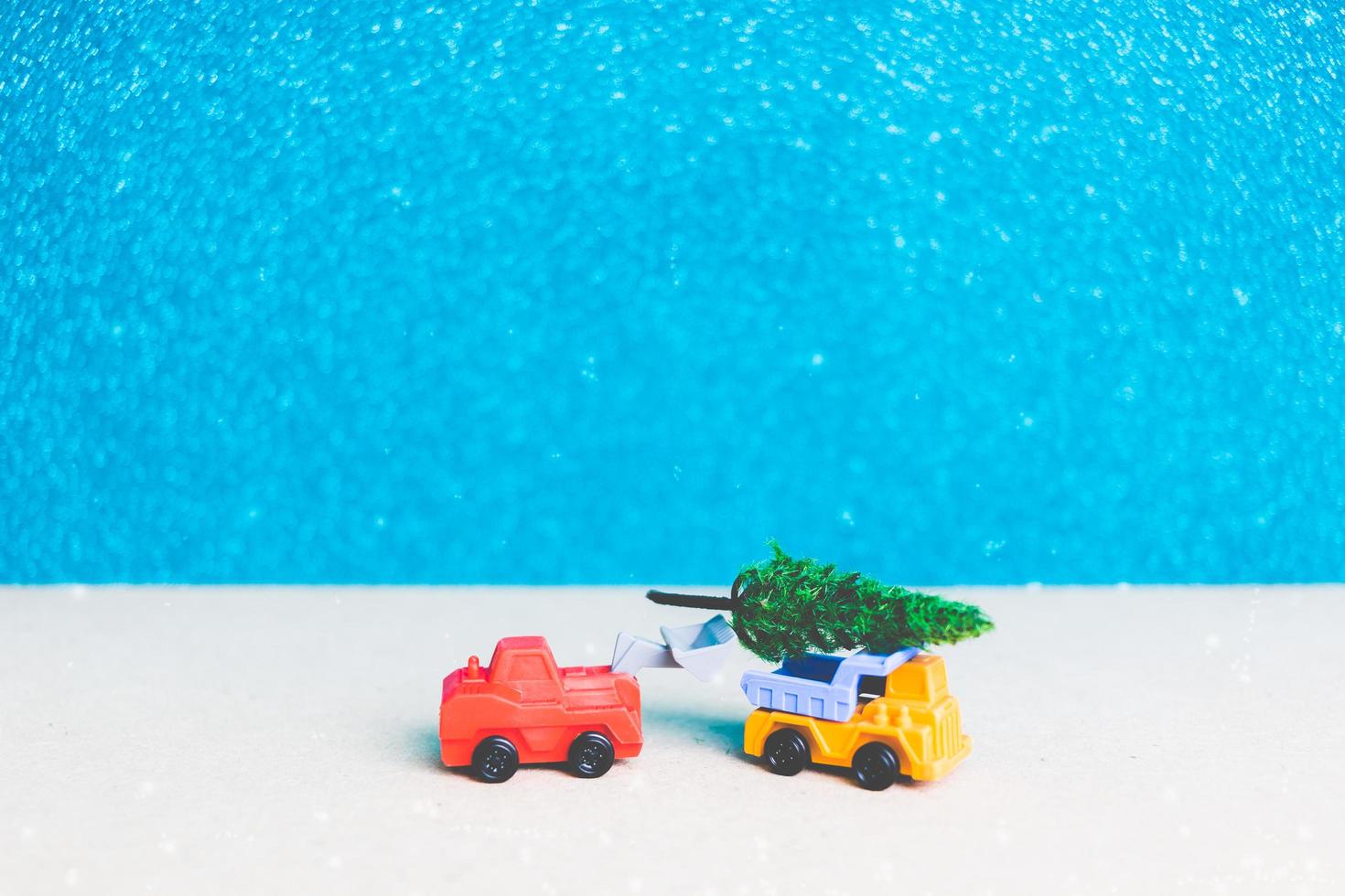 árvore de natal em um carro em miniatura, conceito de celebração da temporada de natal foto