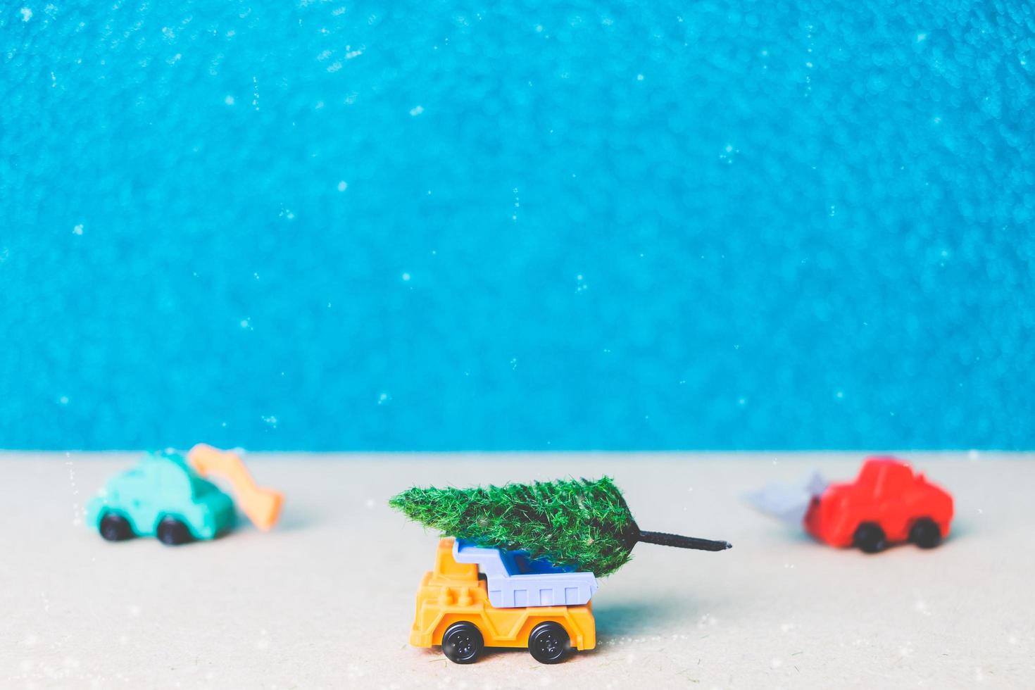 árvore de natal em um carro em miniatura, conceito de celebração da temporada de natal foto