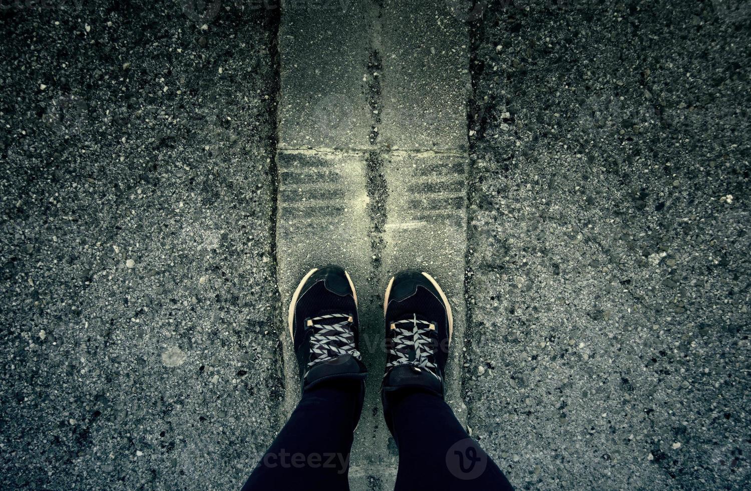 mulher pés em a asfalto foto