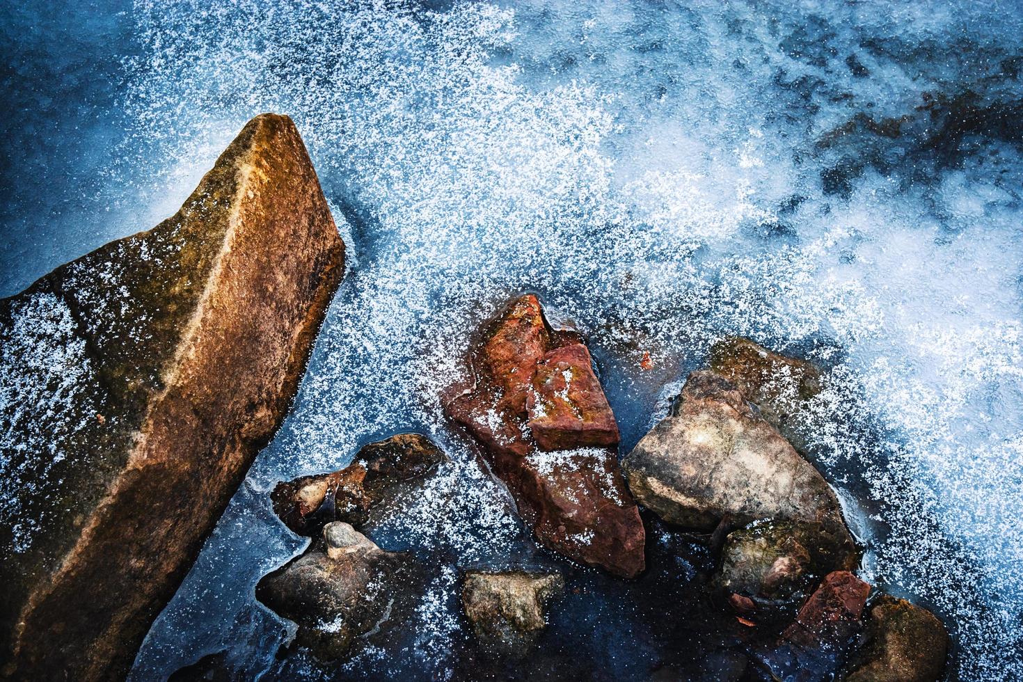 água congelada e pedras foto
