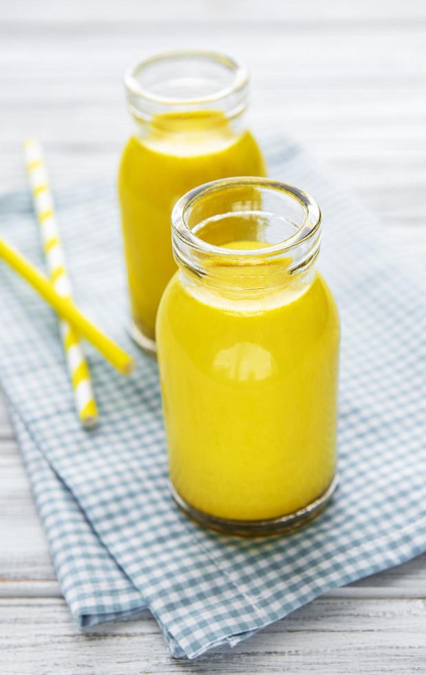 bebida com leite de açafrão amarelo foto