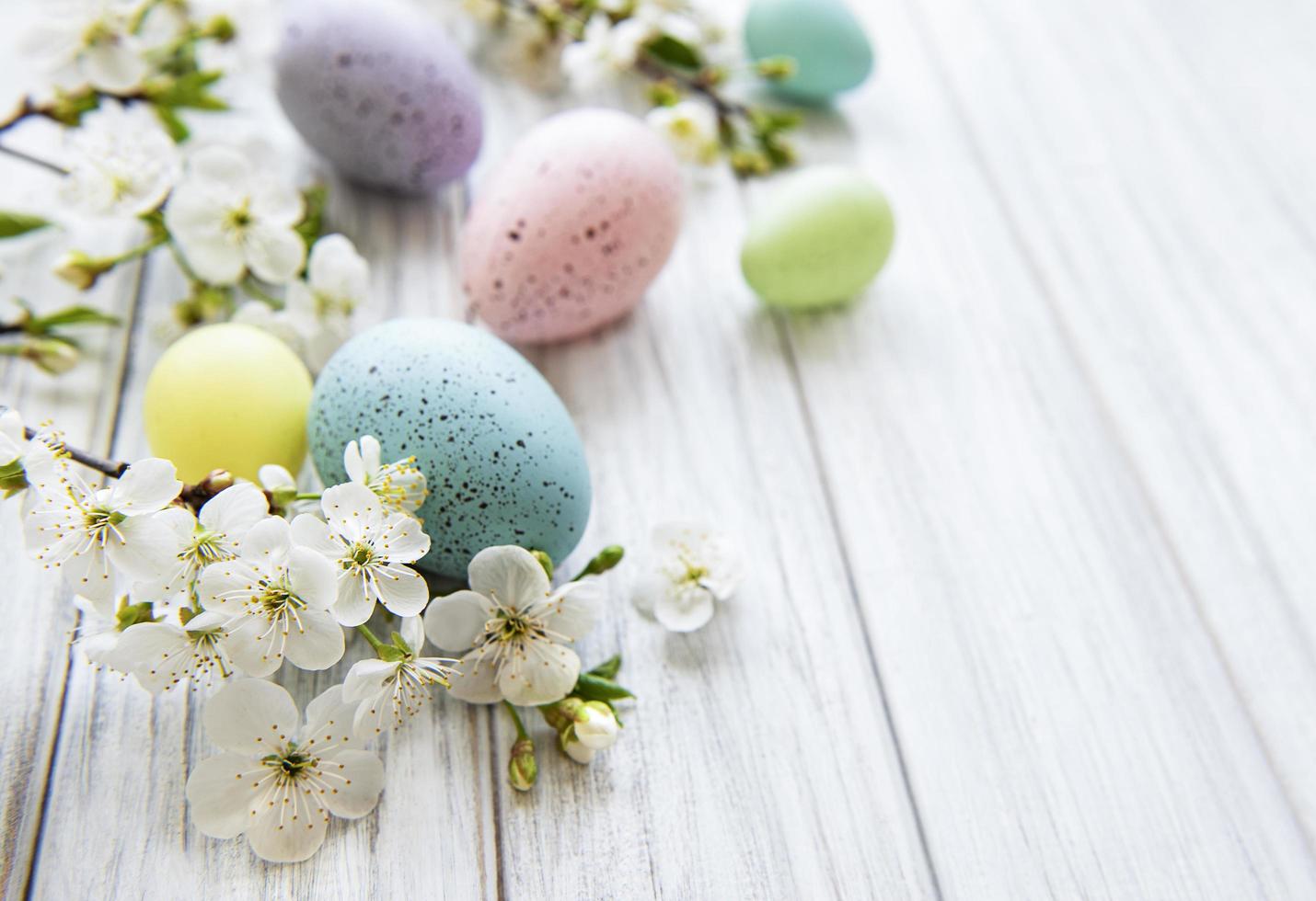 ovos de páscoa coloridos com flores da primavera foto