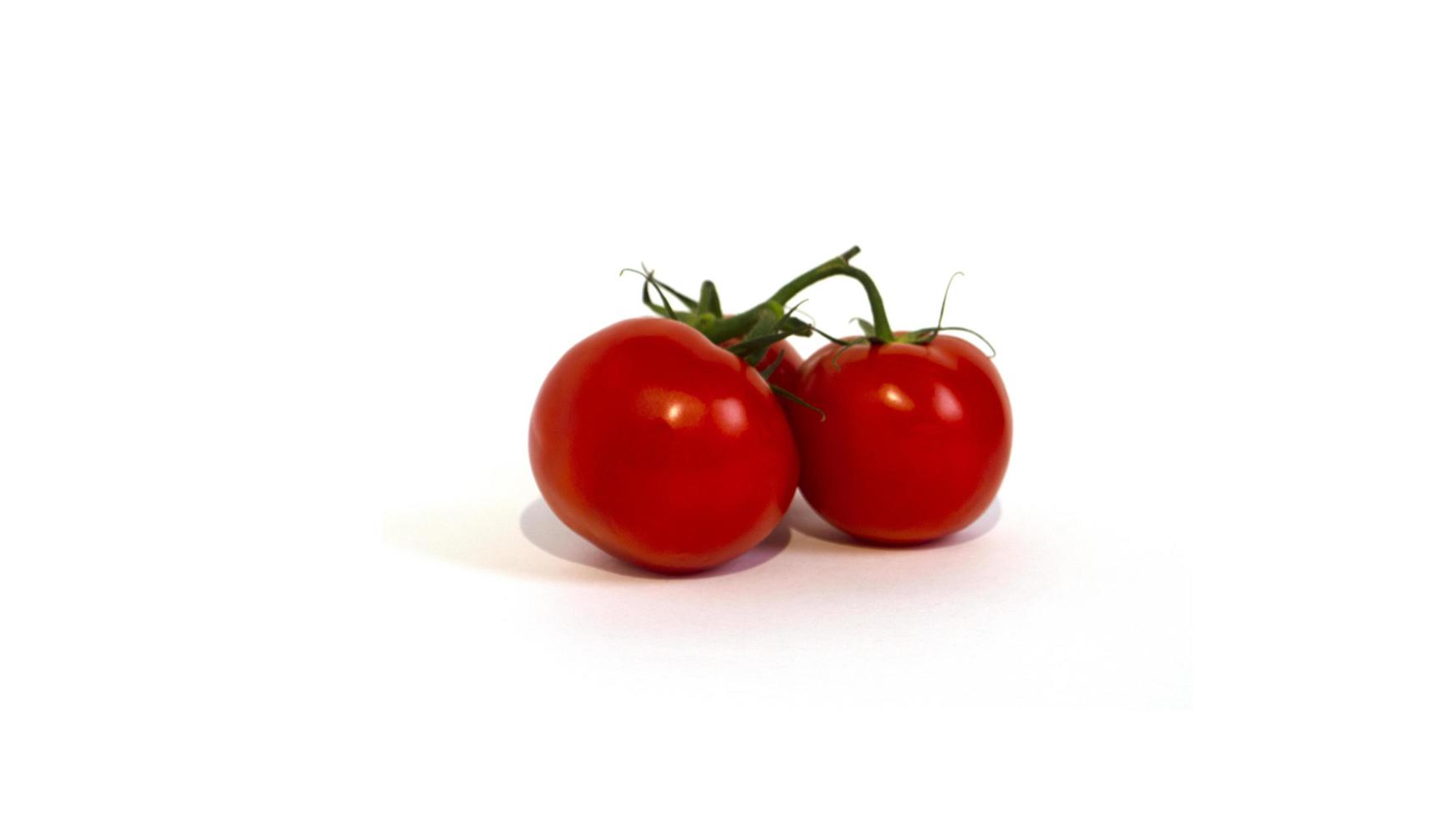 vermelho tomate isolar. tomates em filial, lado visualizar. elemento do saudável Comida. isolar em branco. foto