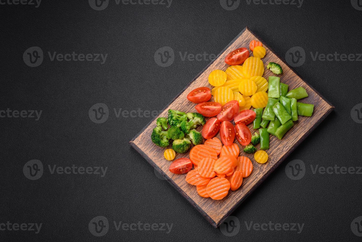 salada do fresco e cozido no vapor legumes cereja tomates, brócolis e cenouras foto