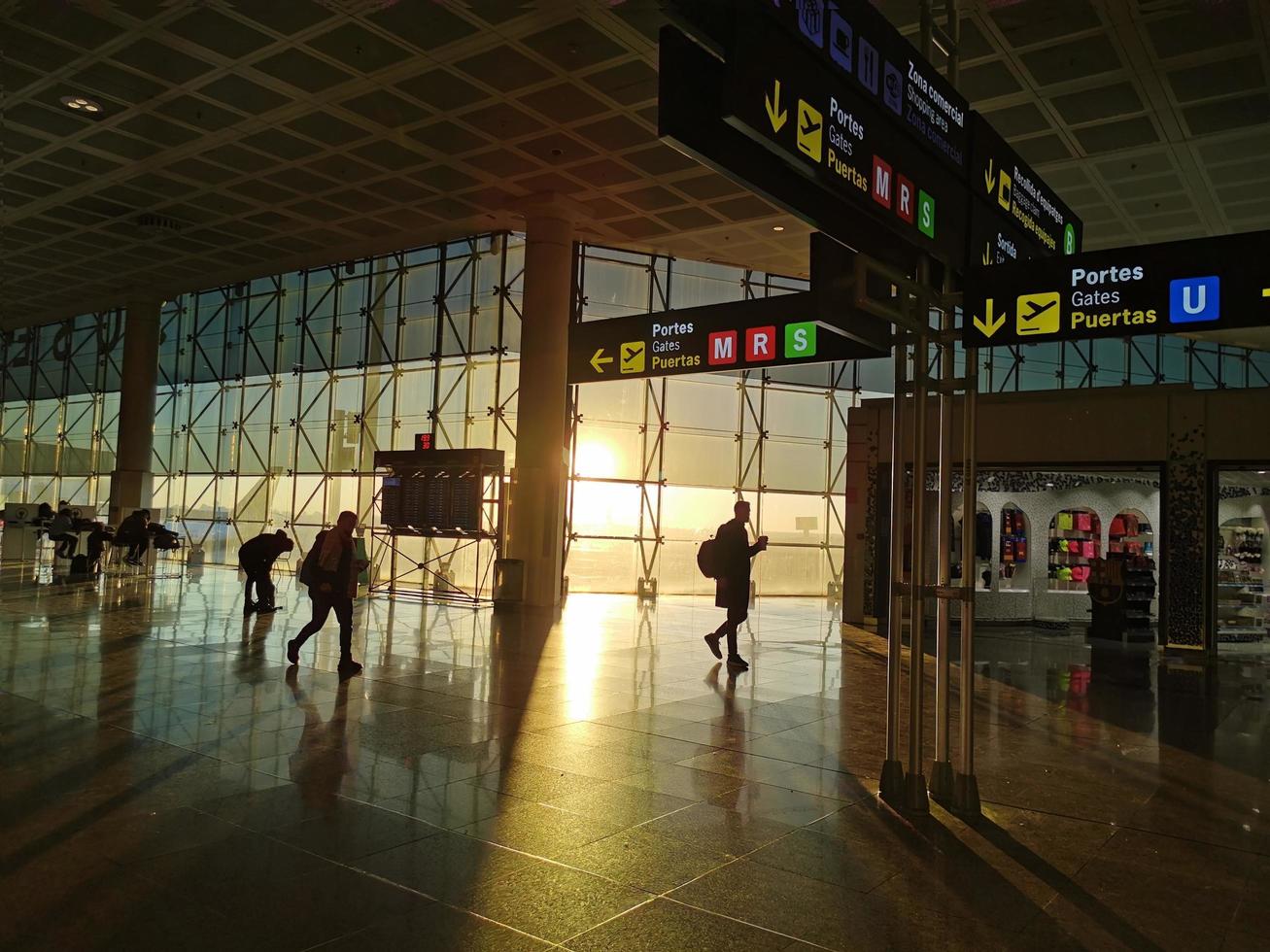 aeroporto às alvorecer foto