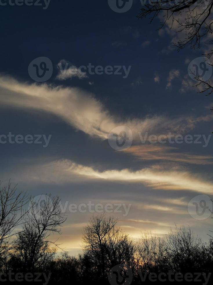 nuvens durante pôr do sol foto