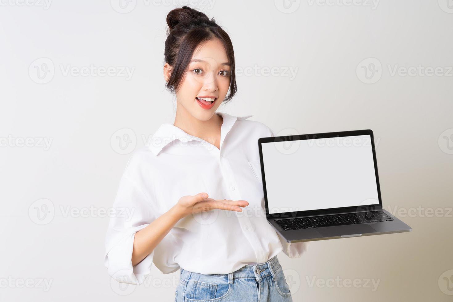 lindo jovem ásia empresária retrato em branco fundo foto