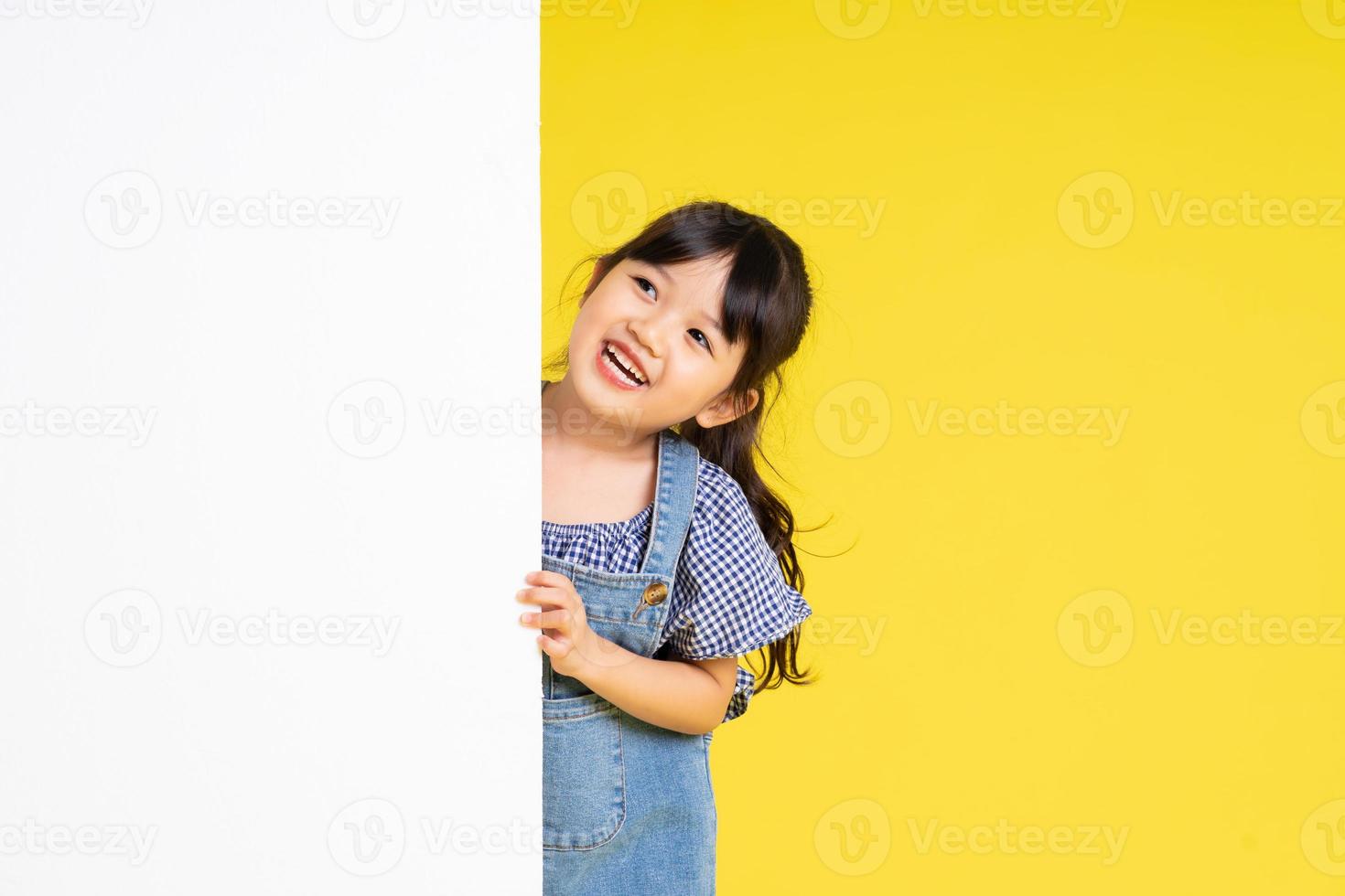 lindo retrato de menina asiática, isolado em fundo amarelo foto