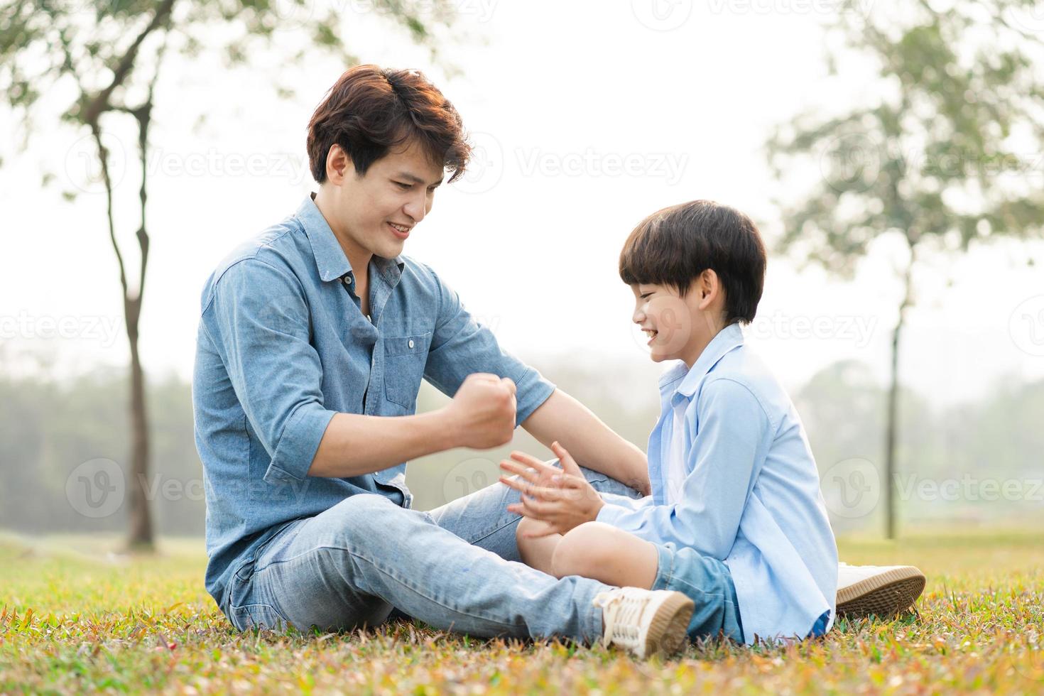 imagem do a ásia pai e filho tendo Diversão dentro a parque foto