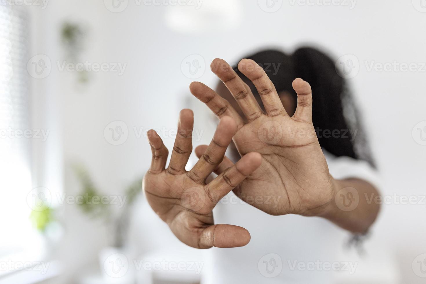 mulher elevado dela mão para dissuadir, campanha Pare violência contra mulheres. africano americano mulher elevado dela mão para dissuadir com cópia de espaço foto