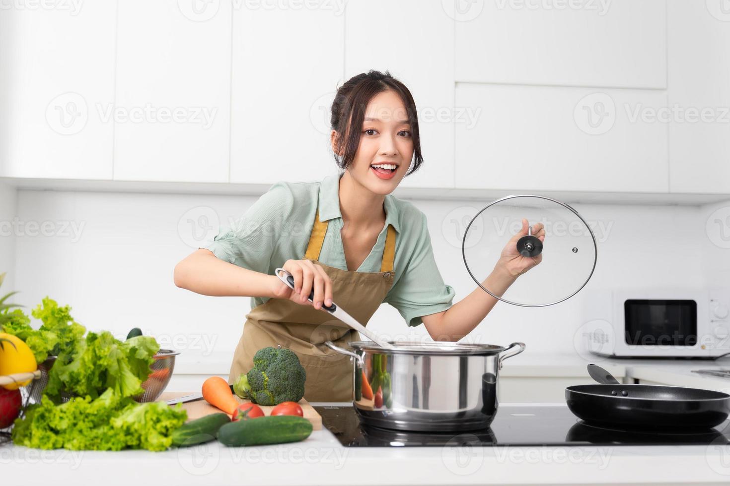 retrato do uma dona de casa dentro a cozinha às casa foto