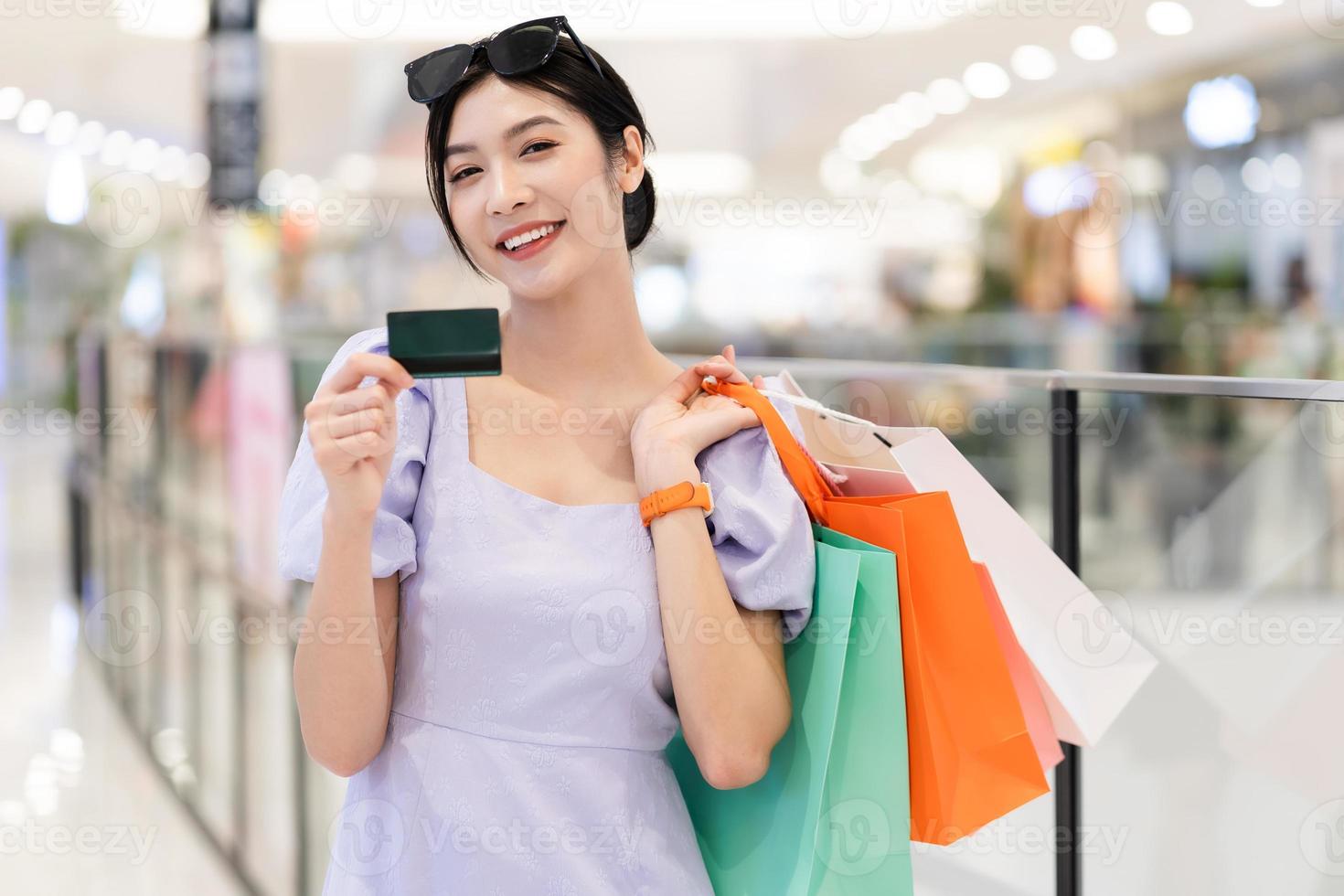 feliz ásia mulher compras às Shopping foto