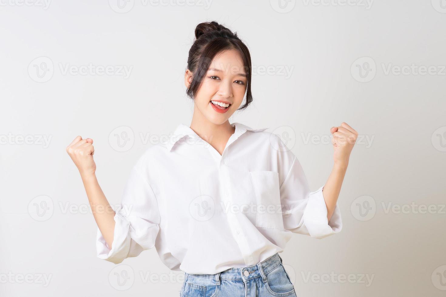 lindo jovem ásia empresária retrato em branco fundo foto