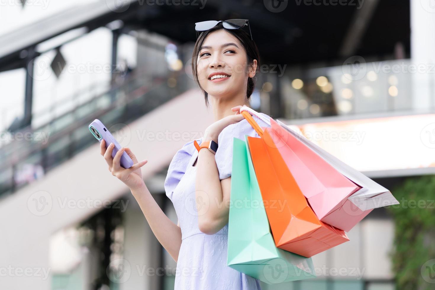 feliz ásia mulher compras às Shopping foto