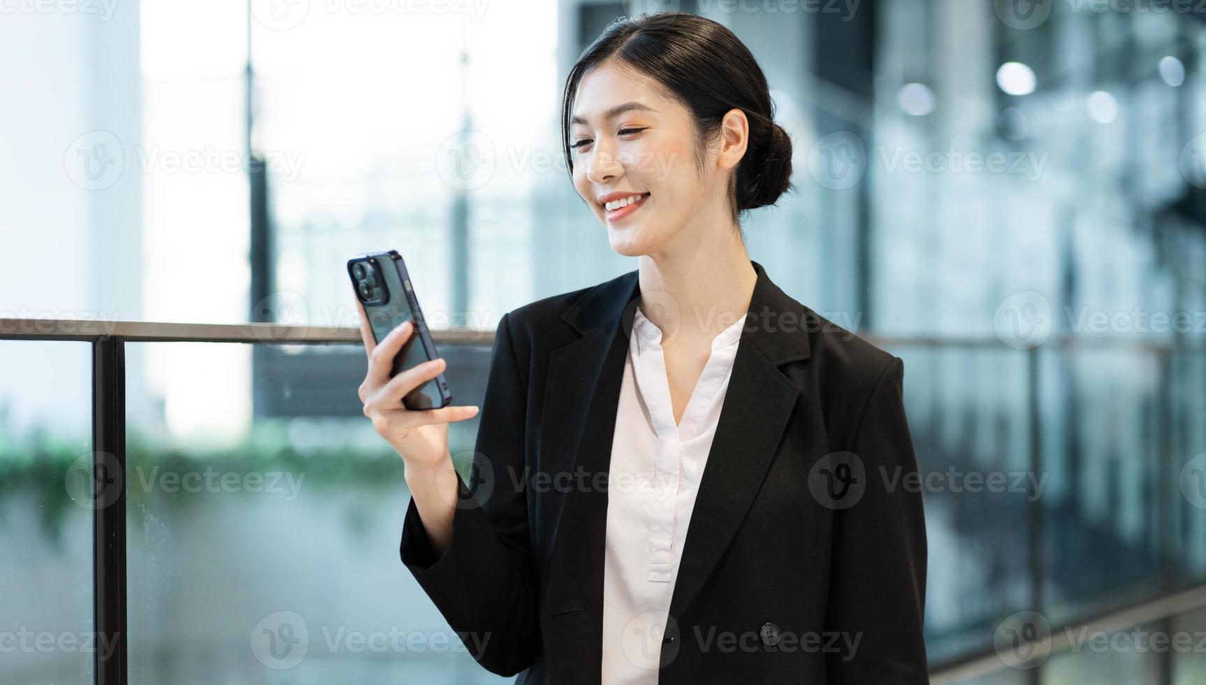 retrato do uma lindo jovem ásia empresária às a companhia foto