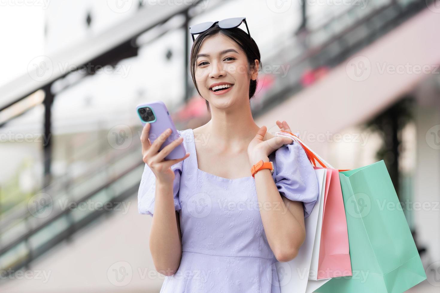 feliz ásia mulher compras às Shopping foto