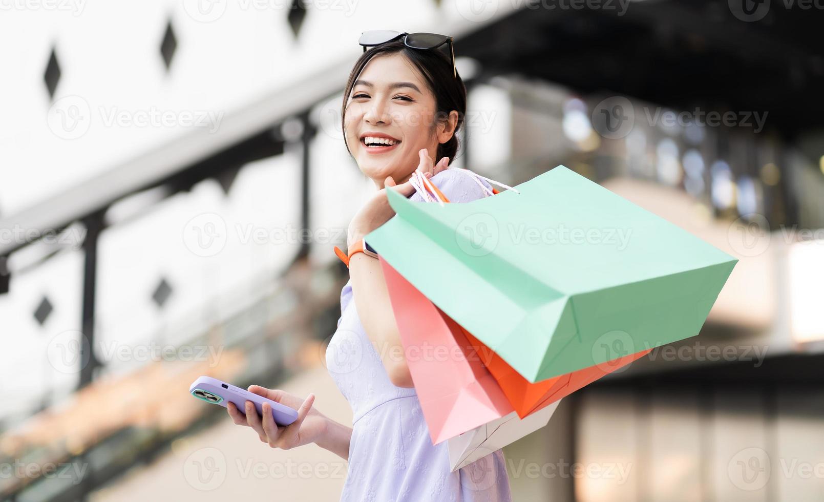 feliz ásia mulher compras às Shopping foto