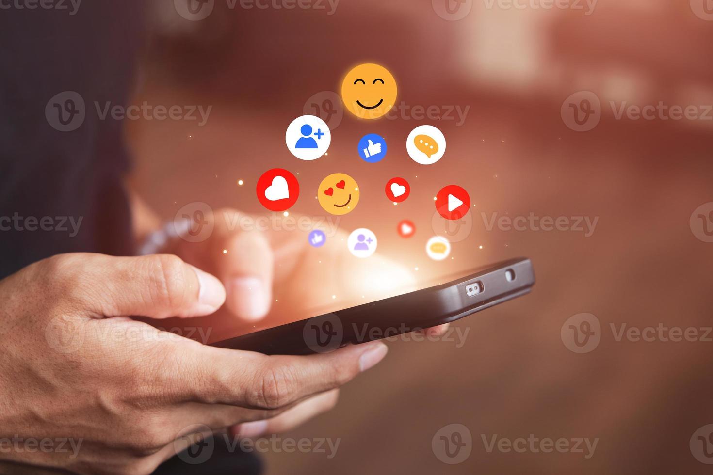 homens usar smartphones para interagir com social meios de comunicação. Segue notícias, comunicando com outras através emojis e conectados mensagens, notificações, opiniões, ou Internet digital marketing criação. foto